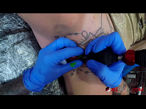 ❤️ Tsis tshua muaj tattooed hottie Sully Savage tau txais tattoo ntawm nws clitoris ❤ Porn video ntawm peb hmn.porngifer.ru% ❤